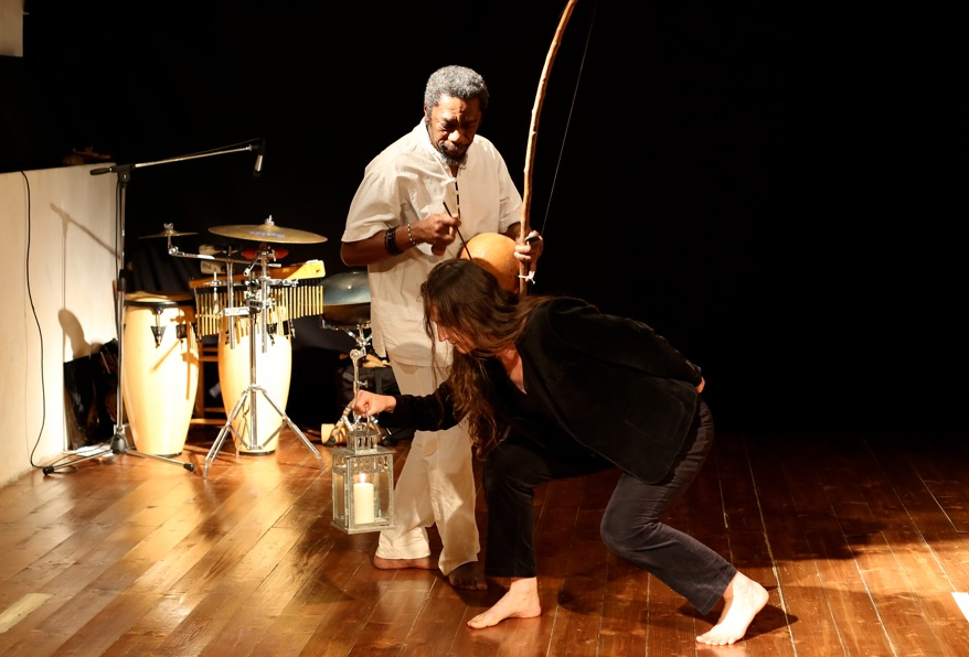 ALI E RADICI Performance di Improvvisazione e Danza Africana di e con Isabelle Maure e Kal dos Santos